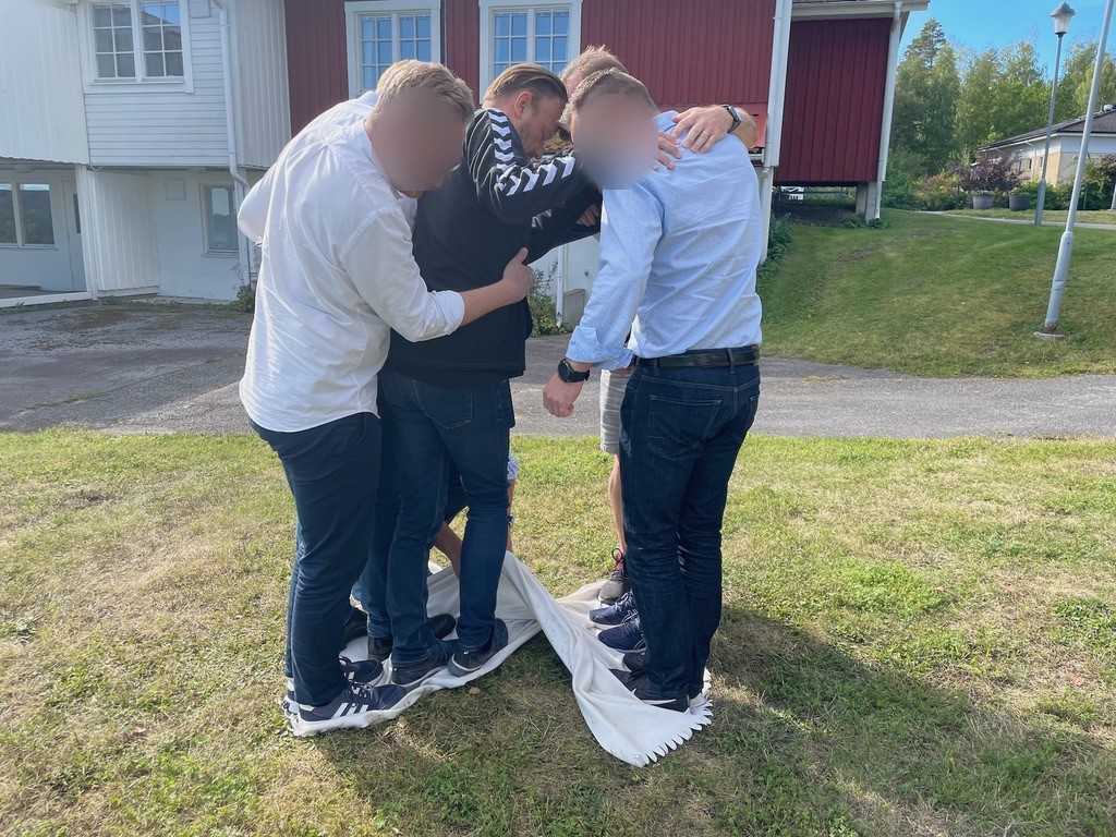 Deltagere i gang med en øvelse